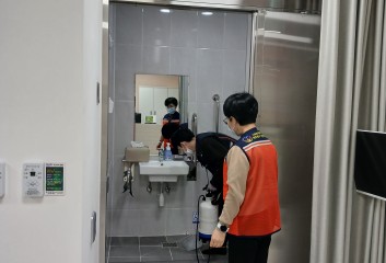 [돌봄소식] 아이들의 건강을 위해 구석구석! 센터 정기 방역 실시 🧼 이미지